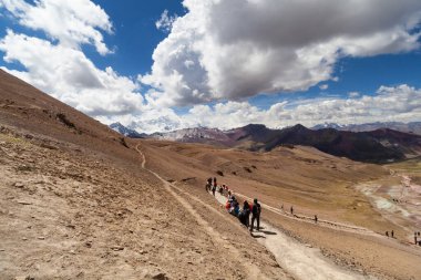 Gökkuşağı Dağı, Peru - 12 Mayıs 2018: Kamp Yolundaki Gökkuşağı Dağından inen Turist Yürüyüşçüleri. Vinicunca Park 'ta güneşli bir bahar günü, Peru, Real Colours