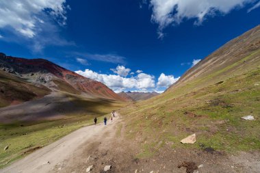 Gökkuşağı Dağı, Peru - 12 Mayıs 2018: Kamp Yolundaki Gökkuşağı Dağından inen Turist Yürüyüşçüleri. Vinicunca Park 'ta güneşli bir bahar günü, Peru, Real Colours