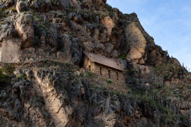 Muhafız Evi Çakıl Taşı Binası, Ollantaytambo Antik Kale Sarayı Kutsal Vadi 'deki kalıntılar, Urubamba Nehri' nde, Cusco Bölgesi, Peru Dağları 'nın ortasında.