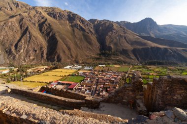 Ollantaytambo Köyü Modern Binalar Kale Duvarından Andes Kutsal Vadisi Dağları, Cusco Bölgesi, Peru 'da görüldüğü gibi
