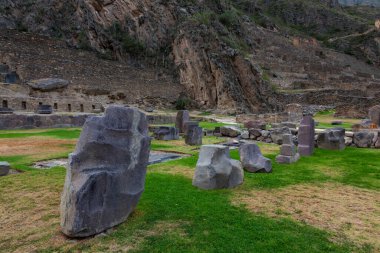 Ollantaytambo Antik Kale Sarayı Kutsal Vadi 'deki harabeler, Peru' nun Cusco bölgesindeki dağların ortasındaki Urubamba Nehri 'ne kurulmuş.