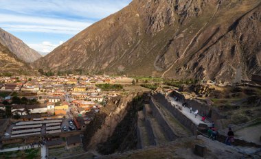 Ollantaytambo, Peru - 9 Mayıs 2018: Turistler Ollantaytambo Antik Tarım İnka Terasları, Kutsal Vadi Dağları, And Dağları, Cusco Bölgesi, Peru