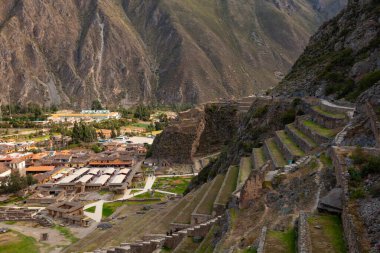 Ollantaytambo, Peru - 9 Mayıs 2018: Turistler Ollantaytambo Antik Tarım İnka Terasları, Kutsal Vadi Dağları, And Dağları, Cusco Bölgesi, Peru