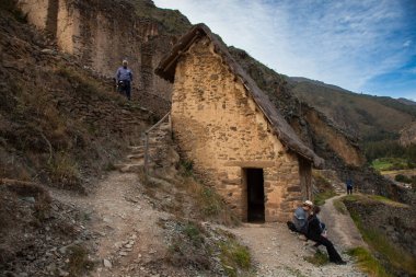 Ollantaytambo, Peru - 9 Mayıs 2018: Korucular, Peru 'nun Cusco Bölgesi' nde Urubamba Nehri yakınlarındaki Kutsal Vadi 'deki Ollantaytambo Antik Kale Sarayı' nın yakınlarındaki Muhafız Evi yakınlarındaki Gevşetici Turistleri Gözlemledi