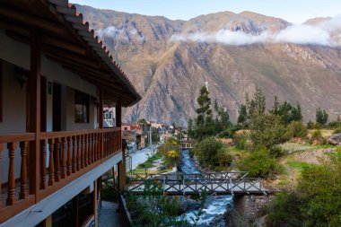 Ollantaytambo, Peru - 9 Mayıs 2018: Ollantaytambo Köyü 'ndeki Urubamba Nehri Tahta Köprüsü yakınındaki Villa
