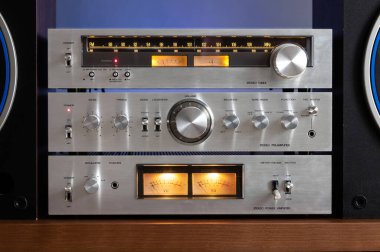 Klasik Ses Stereo Ayırma Bileşenleri Sistem Ayarları, Akortçu, Yükseltici Öncesi, Güç Yükselticisi. Çoklu Kontrollü Metal Ön Paneli: Ekran, Düğmeler, Düğmeler, Düğmeler, Düğmeler, Kapatma Görünümü