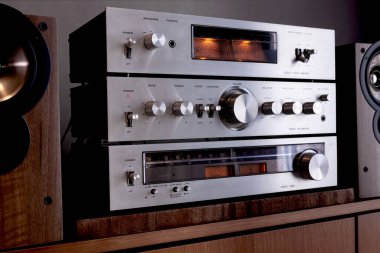 Klasik Ses Stereo Ayırma Bileşenleri Sistem Ayarları, Akortçu, Yükseltici Öncesi, Güç Yükselticisi. Çoklu Kontrollü Metal Ön Paneli: Ekran, Düğmeler, Düğmeler, Anahtarlar, Açılı Görünüm