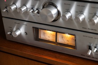 Klasik Ses Stereo Ayırma Bileşenleri Sistem Ayarları, Akortçu, Yükseltici Öncesi, Güç Yükselticisi. Çoklu Denetimli Metal Ön Paneli: Ekran, Düğmeler, Düğmeler, Anahtarlar, Açılı Görünüm Kapatma  
