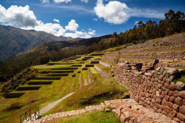 And Dağları Kutsal Vadisi, Chinchero, Cusco Bölgesi, Peru, Güney Amerika 'da Angle Terasları bulunan Eski İnka Arkeolojik Miras Sitesi