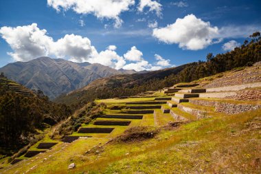 And Dağları Kutsal Vadisi, Chinchero, Cusco Bölgesi, Peru, Güney Amerika 'da Angle Terasları bulunan Eski İnka Arkeolojik Miras Sitesi