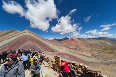 Gökkuşağı Dağı, Peru - 12 Mayıs 2018: Gökkuşağı Dağı 'nın zirvesinde ezilme, dinlenen ve inmeye hazırlanan turistler, Vinicunca Parkı, Peru
