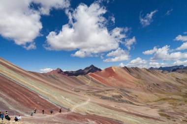 Gökkuşağı Dağı, Peru - 12 Mayıs 2018: Kamp Yolundaki Gökkuşağı Dağından inen Turist Yürüyüşçüleri. Vinicunca Park 'ta güneşli bir bahar günü, Peru, Real Colours