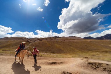 Gökkuşağı Dağı, Peru - 12 Mayıs 2018: Geleneksel Giysilerdeki Yerli Perulu At Sürücüleri Gökkuşağı Dağ Turizm Kampı 'na Giden Yol' da duruyor. Vinicunca Park, Peru 'da güneşli bir bahar günü