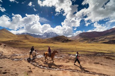 Gökkuşağı Dağı, Peru - 12 Mayıs 2018: Geleneksel Giysiler Giyen Yerli Perulu Adam Patikada Turist At Sürücüleri Grubu 'na liderlik ediyor. Vinicunca Park, Peru 'da güneşli bir bahar günü