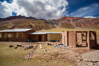 Gökkuşağı Dağı, Peru - 12 Mayıs 2018: Peru 'daki Vinicunca Parkı' nda Gökkuşağı Dağı 'na giden yolda tamamlanmamış Clay Camp Binası, Güneşli Bahar Günü