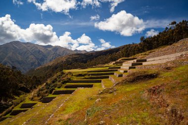 And Dağları Kutsal Vadisi, Chinchero, Cusco Bölgesi, Peru, Güney Amerika 'da Angle Terasları bulunan Eski İnka Arkeolojik Miras Sitesi