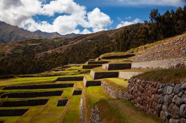 And Dağları Kutsal Vadisi, Chinchero, Cusco Bölgesi, Peru, Güney Amerika 'da Angle Terasları bulunan Eski İnka Arkeolojik Miras Sitesi