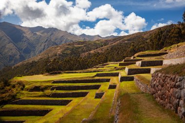 And Dağları Kutsal Vadisi, Chinchero, Cusco Bölgesi, Peru, Güney Amerika 'da Angle Terasları bulunan Eski İnka Arkeolojik Miras Sitesi
