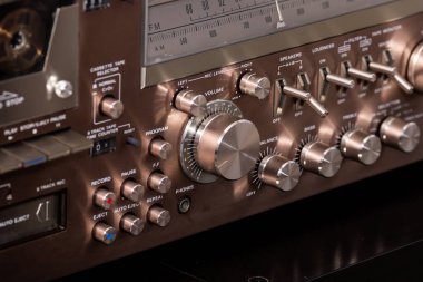 Ekran, Düğmeler, Düğmeler, Anahtarlar, Anahtarlar dahil olmak üzere Çoklu Kontrollü Klasik Ses Stereo Teçhizatı Bakır Ön Paneli. Açılı Görünüm Kapanışı 