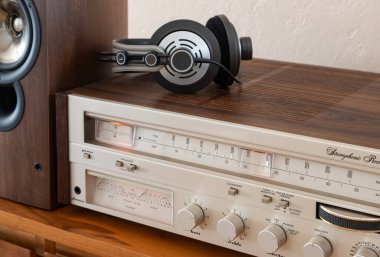 Hoparlörleri ve kulaklıkları Tahta Retro Rafına yerleştirilmiş Ev yapımı Stereo Alıcısı