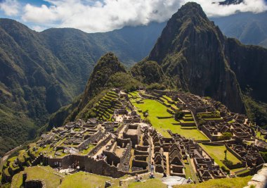 Machu Picchu, Peru - 10 Mayıs 2018: İnka İmparatorluğu Antik Tapınak Harabelerini İzleyen Turistler, Huayna Picchu Dağı Tepesi, Kayıp Başkent Machu Picchu, Unesco Dünya Mirası sahası, Peru, Güney Amerika