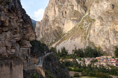Ollantaytambo, Peru - 9 Mayıs 2018: Turistler Ollantaytambo Village Modern Binaları Kale Duvarı 'ndan Andes Kutsal Vadisi Dağları' nın ortasında, Peru Bölgesi, Peru 'da görüldüğü üzere