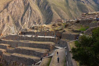 Ollantaytambo, Peru - 9 Mayıs 2018: Turistler Ollantaytambo Antik Tarım İnka Terasları, Kutsal Vadi Dağları, And Dağları, Cusco Bölgesi, Peru