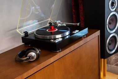 Klasik Stereo Turntable Plak Oynatıcı, Kulaklıklar ve Gümüş Ağırlık Kelepçesi, Tahta Konsol Cadenza 'da Oturan, Sağdaki Siyah Hoparlör