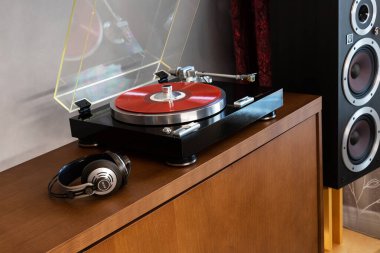 Ontario, Kanada - SEPTEMBER 2, 2022: Kenwood Vintage Stereo Turntable Renkli Disk, Kulaklık ve Ağırlık Kıskacıyla Tahta Konsol Cadenza, Siyah Hoparlör