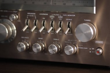 Ekran, Düğmeler, Düğmeler, Anahtarlar, Anahtarlar dahil olmak üzere Çoklu Kontrollü Klasik Ses Stereo Teçhizatı Bakır Ön Paneli. Açılı Görünüm Kapanışı 