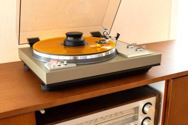 Vintage Stereo Turntable Plak Oynatıcı Renkli Disk ve Ağırlık Kıskacı Tahta Konsol Cadenza Kapanışı, Yan Görünüm