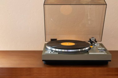 Klasik Stereo Turntable Plak Oynatıcı Kara Disk ve Ağırlık Kıskacıyla Tahta Konsol Cadenza Kapanışı, Ön Görünüm