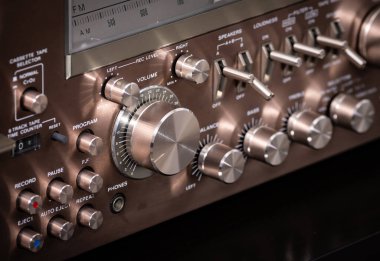 Ekran, Düğmeler, Düğmeler, Anahtarlar, Anahtarlar dahil olmak üzere Çoklu Kontrollü Klasik Ses Stereo Teçhizatı Bakır Ön Paneli. Açılı Görünüm Kapanışı 