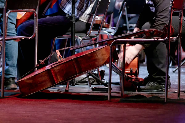 彩排过场时地板上的弦乐器大提琴图像 — 图库照片
