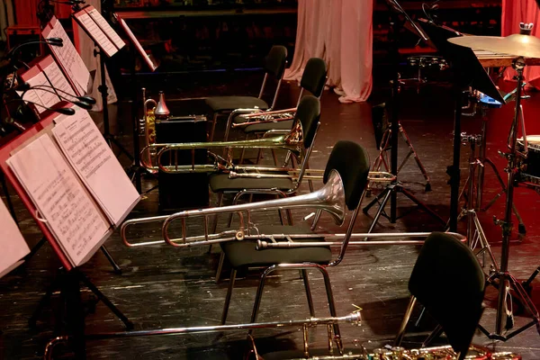 椅子の上に金管楽器のトロンボーンのイメージがある — ストック写真
