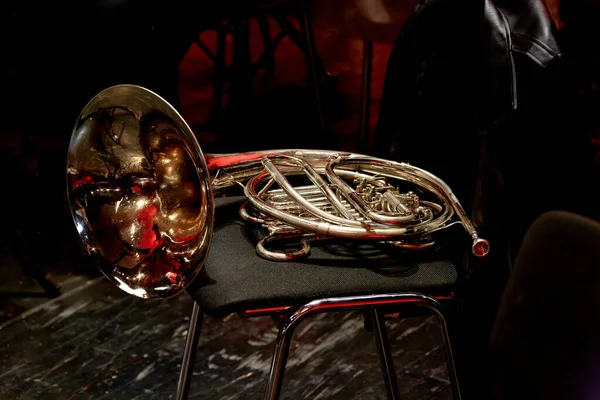 Imagen Instrumento Viento Musical Cuerno Encuentra Una Silla — Foto de Stock