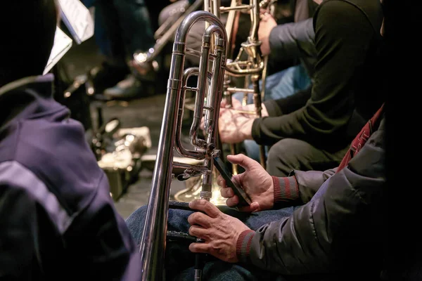 Imagen Trombonista Con Trombón Durante Una Rotura Mira Teléfono — Foto de Stock