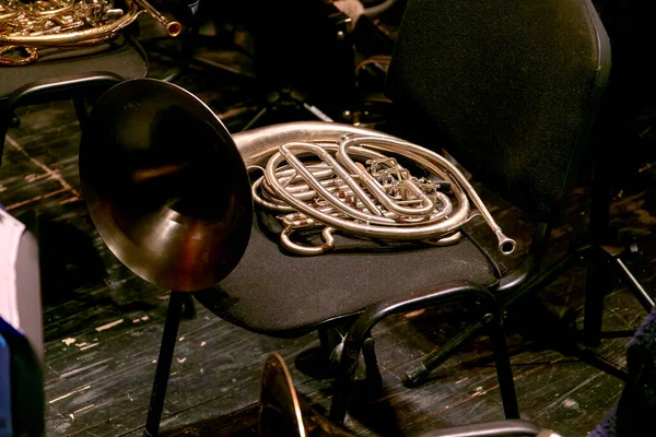 Obraz Muzycznego Rogu Instrumentu Dętego Leży Krześle — Zdjęcie stockowe