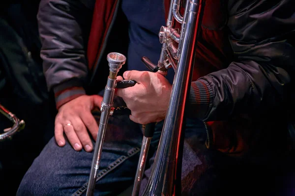 Immagine Trombonista Musicista Che Tiene Suo Trombone — Foto Stock