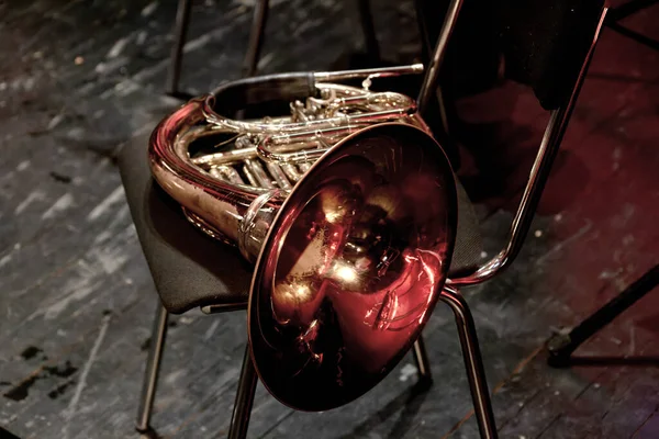 Bilden Ett Blåsinstrument Horn Ligger Stol Teatern — Stockfoto