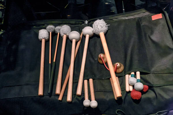 交响乐团中弹Timpani的鼓棒图像 — 图库照片
