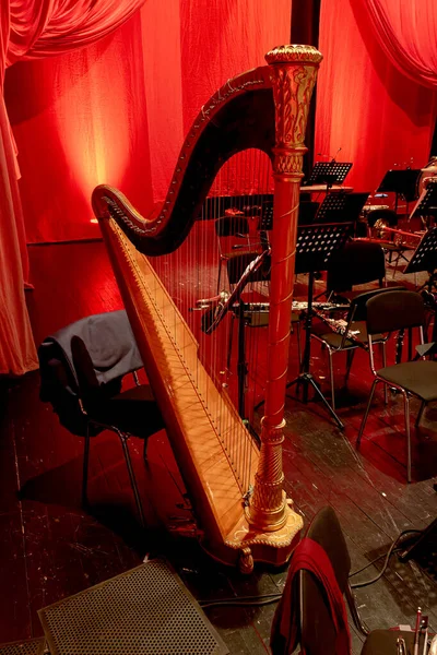 Beeld Van Een Muziekinstrument Harp Het Theaterpodium Tijdens Pauze — Stockfoto
