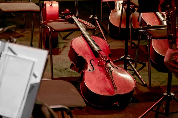 弦乐器大提琴的图像在管弦乐队的演奏台上 — 图库照片