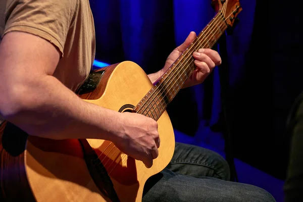 Erkek Ellerinin Akustik Gitar Çalma Görüntüsü — Stok fotoğraf