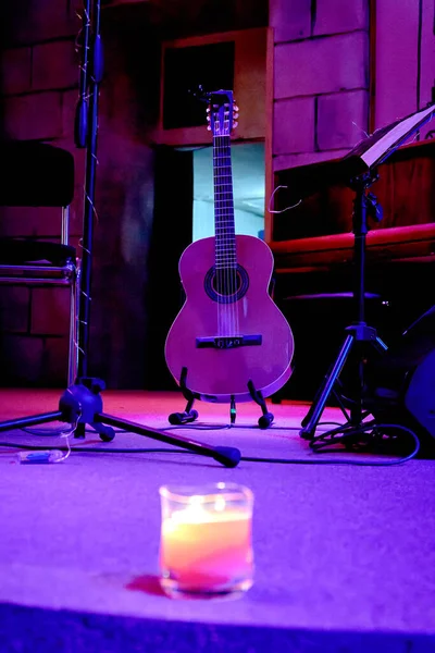 Bir Akustik Gitar Görüntüsü Bir Müzik Standının Yanında Duruyor — Stok fotoğraf