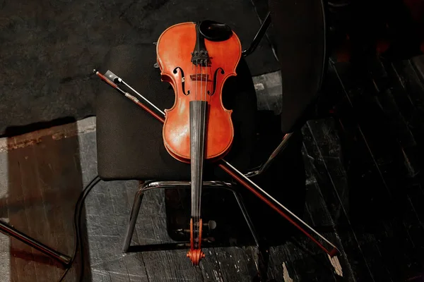 Afbeelding Van Een Snaarinstrument Viool Ligt Een Stoel Orkestbak — Stockfoto