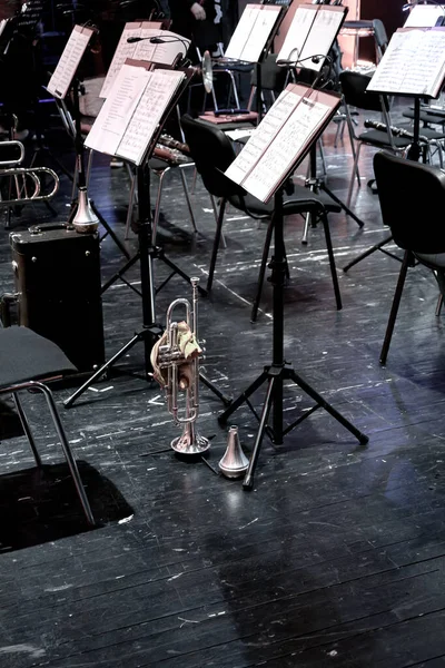 Egy Trombita Néma Kép Áll Színpadon Egy Színházi Szünetben — Stock Fotó