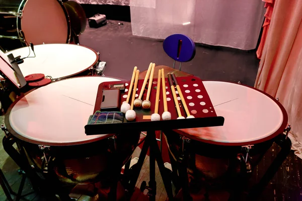 ドラムスティック付きパーカッションミュージカル楽器の画像 — ストック写真