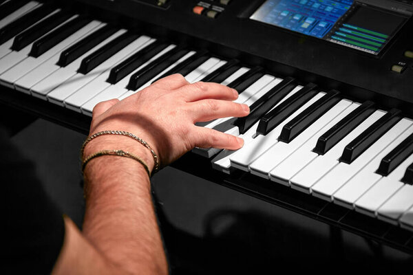 Image of the pianist's right hand on the keys of the instrument