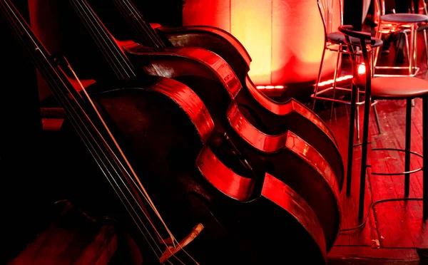 Изображение Трех Деревянных Струнных Инструментов Симфонического Оркестра Двойной Бас — стоковое фото
